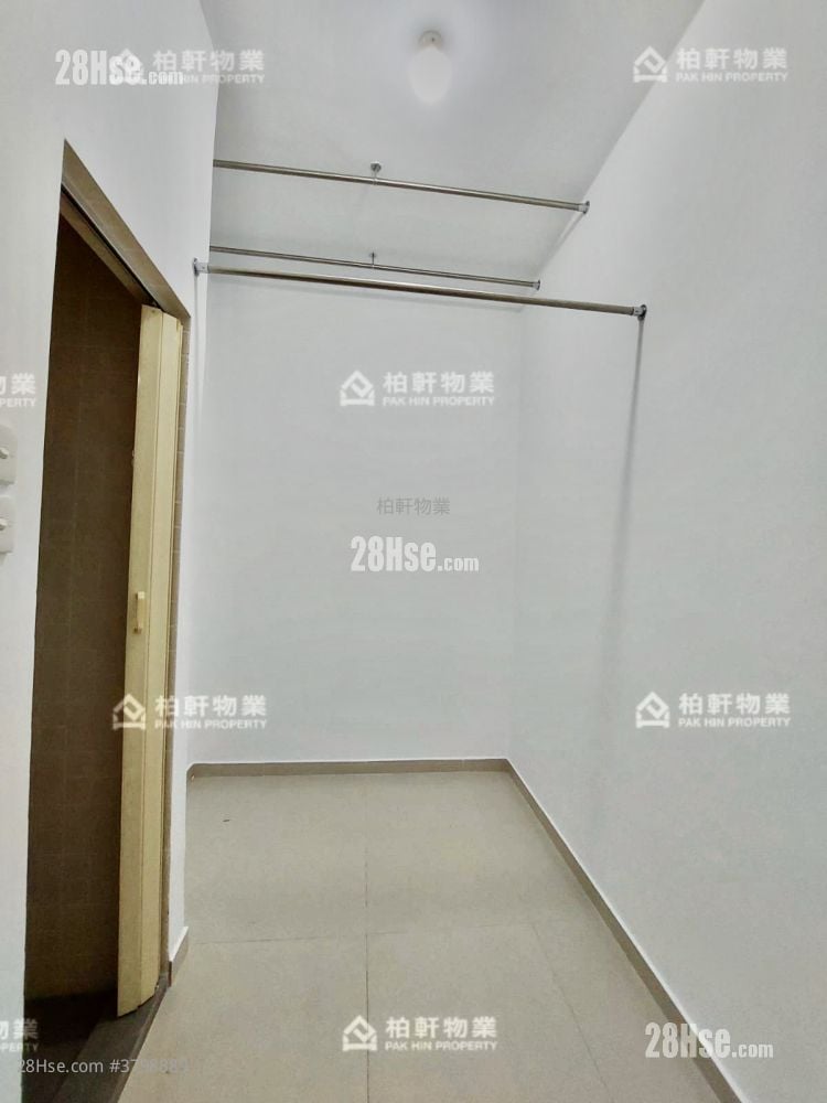 Apartment Rental 3 Bedrooms , 2 Bathrooms 1,079 ft²