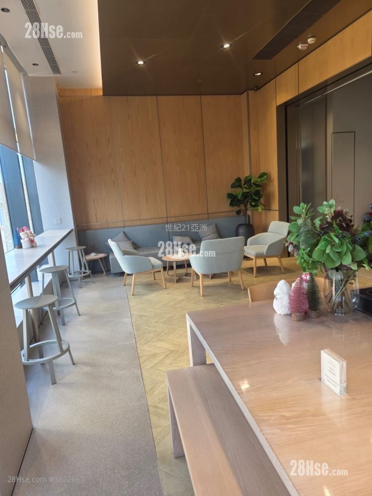 Queen's Cube Rental Studio 277 ft²