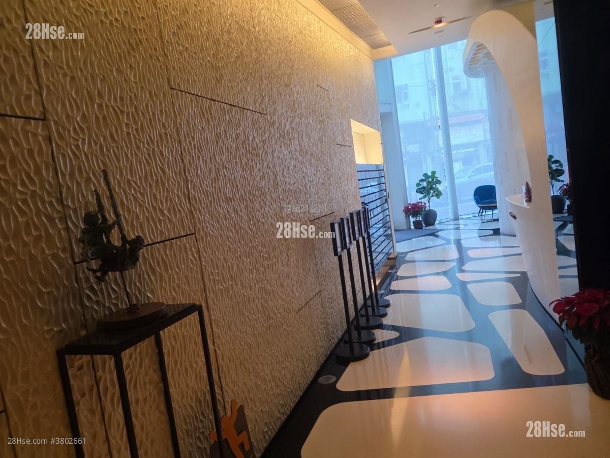 Queen's Cube Rental Studio 277 ft²