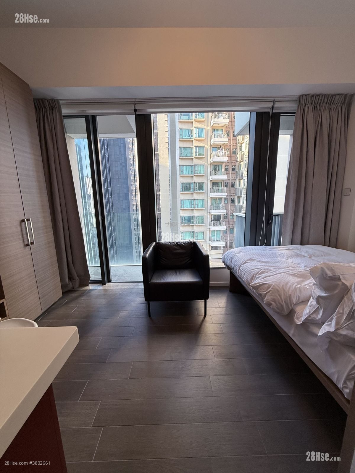 Queen's Cube Rental Studio 277 ft²