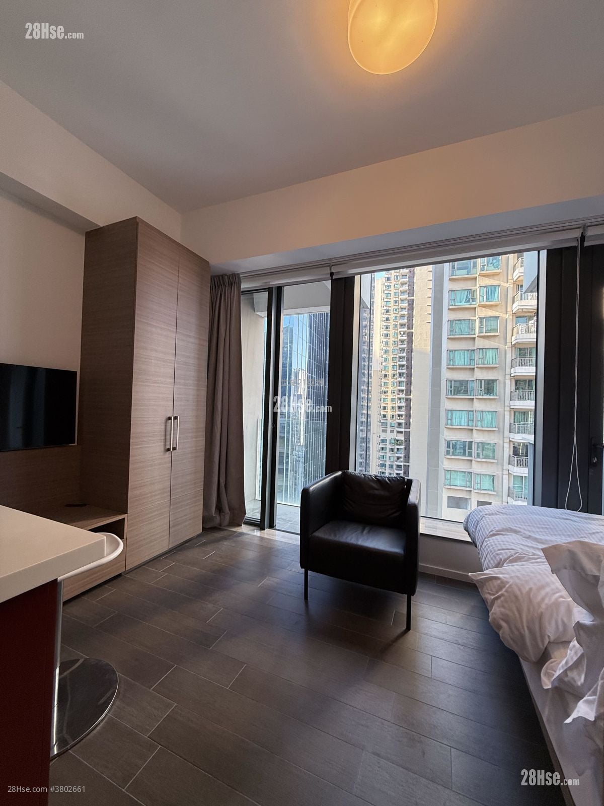 Queen's Cube Rental Studio 277 ft²