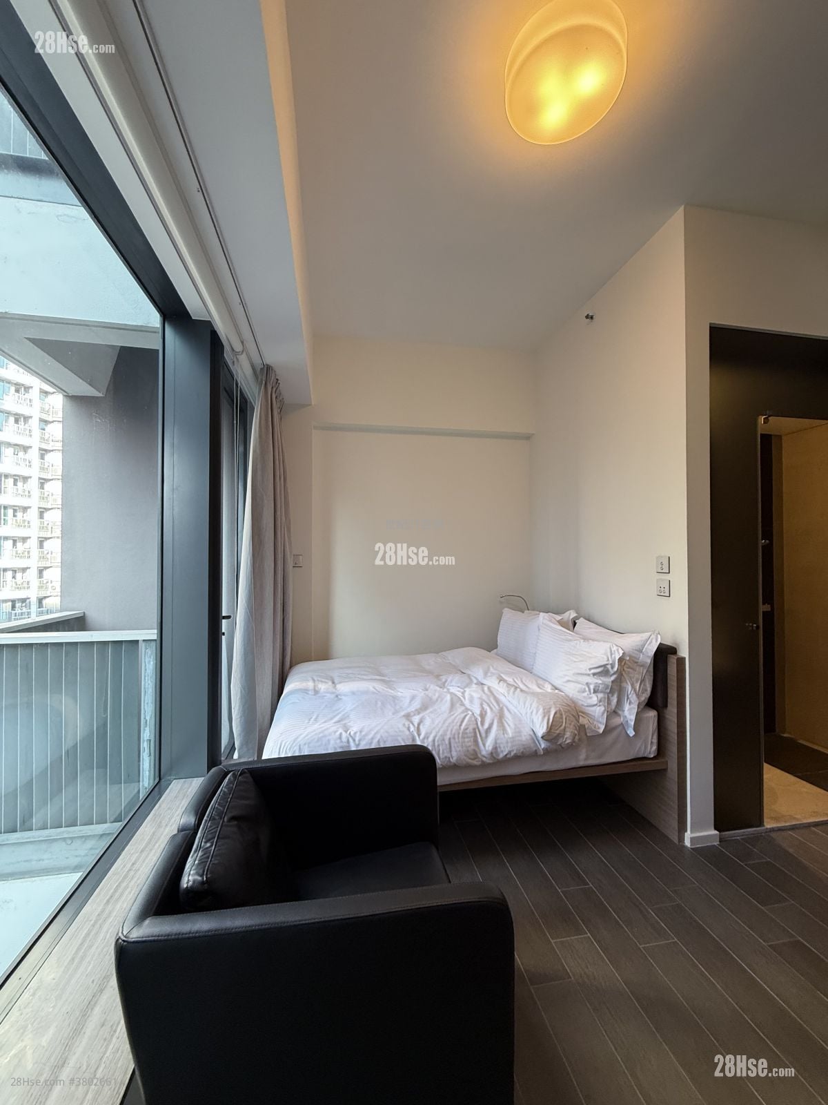 Queen's Cube Rental Studio 277 ft²