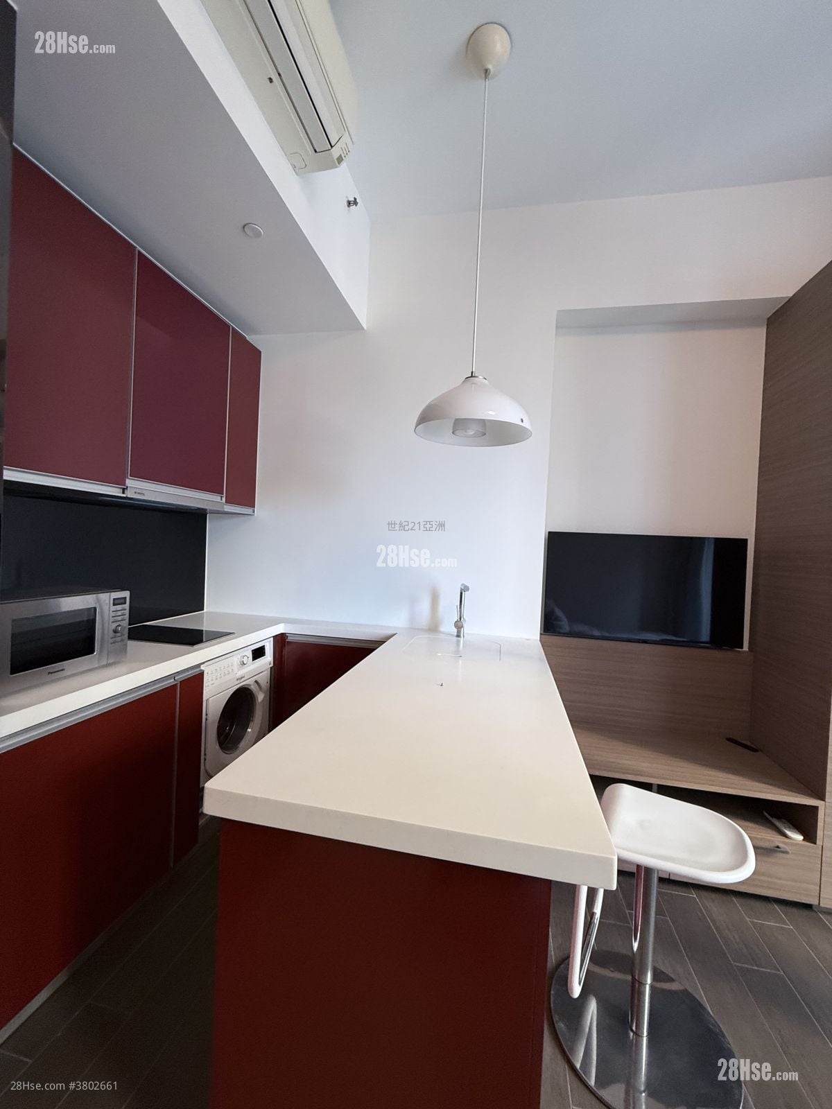 Queen's Cube Rental Studio 277 ft²