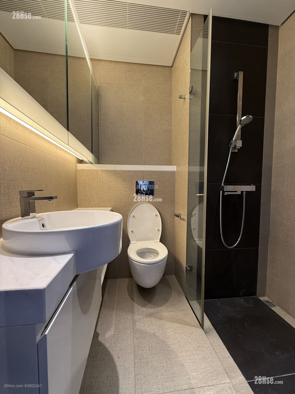 Queen's Cube Rental Studio 277 ft²