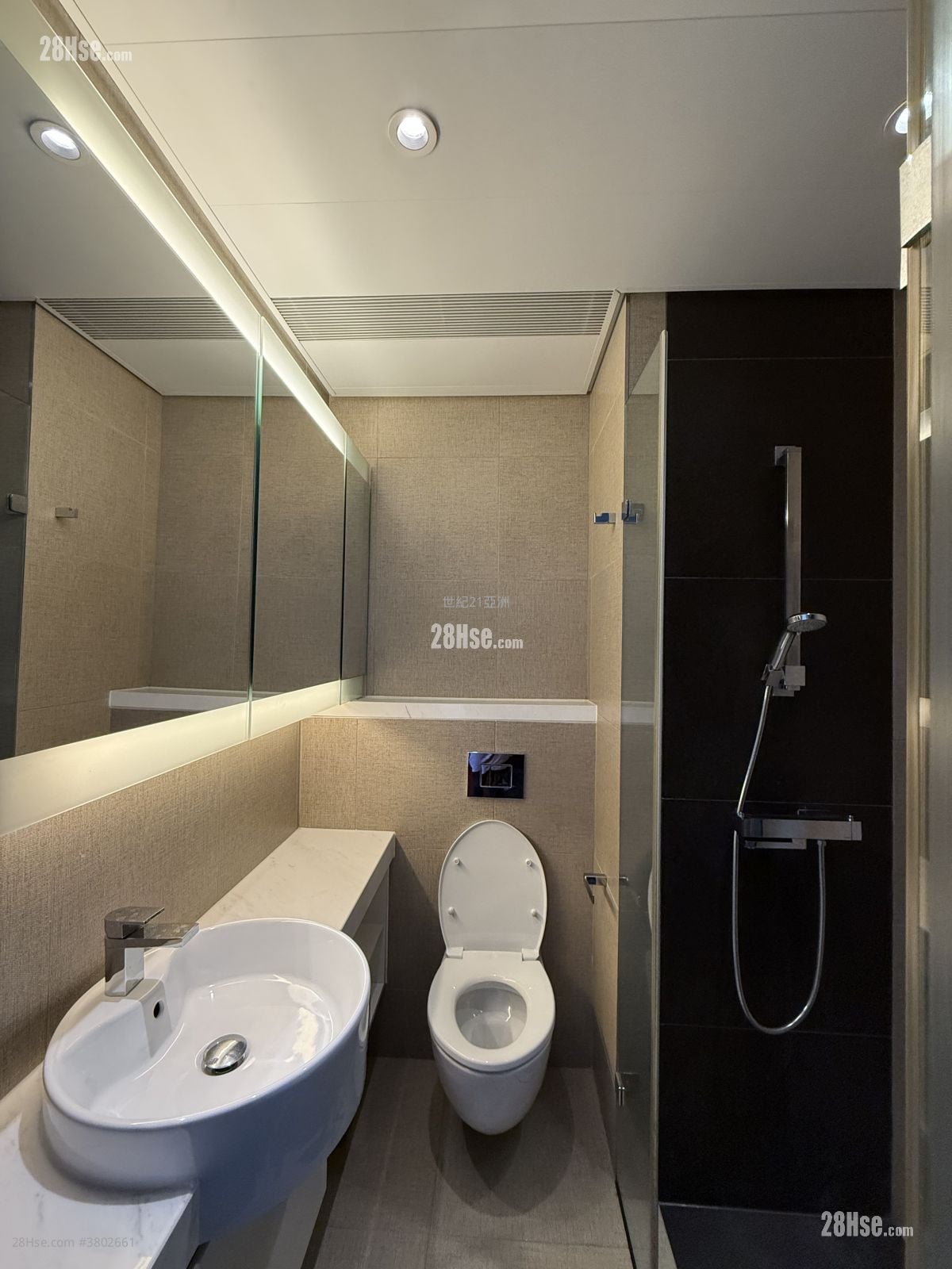 Queen's Cube Rental Studio 277 ft²