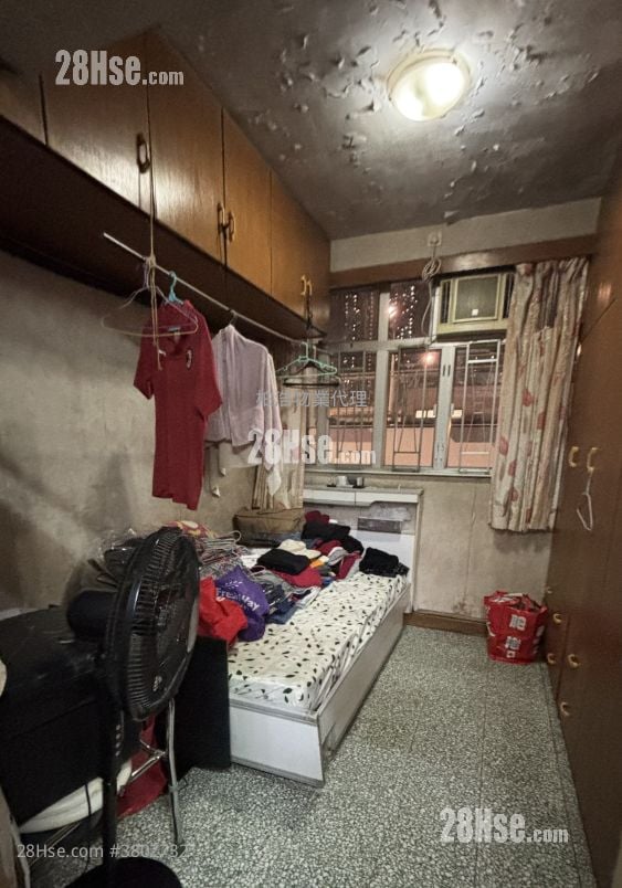 Hing Wah House Sell 3 Bedrooms , 1 Bathroom 702 ft²