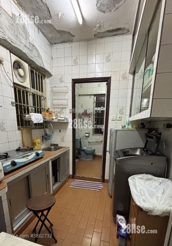 Hing Wah House Sell 3 Bedrooms , 1 Bathroom 702 ft²