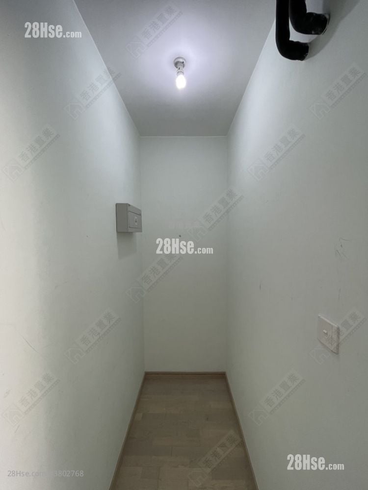 The Sparkle Sell 3 Bedrooms , 2 Bathrooms 670 ft²