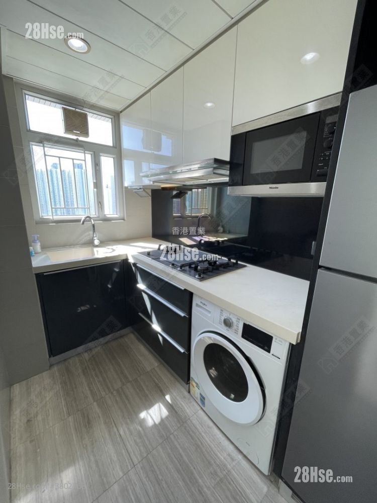 The Sparkle Sell 3 Bedrooms , 2 Bathrooms 670 ft²