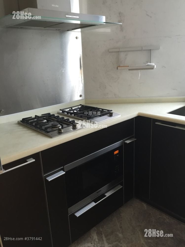 kitchen: Imperial Cullinan Sell 2 Bedrooms , 1 Bathroom 524 ft²