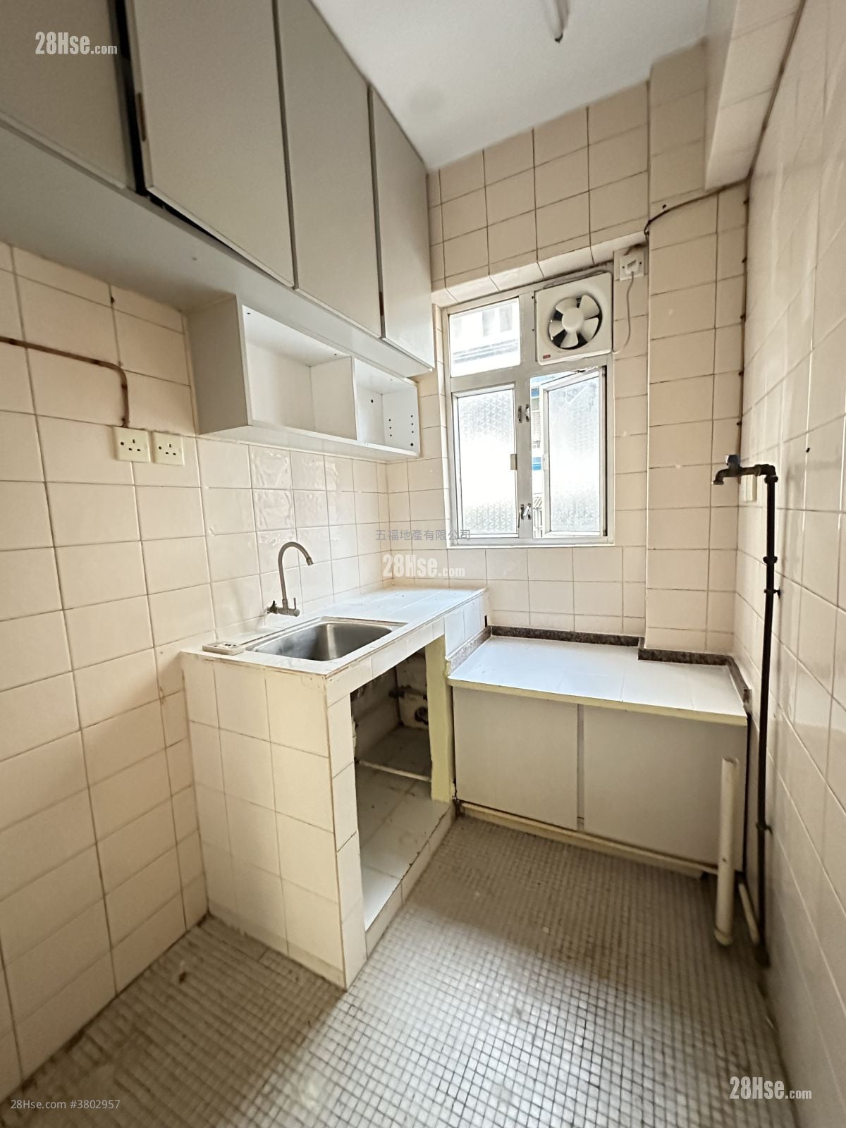 Hau Wo Building Sell 2 Bedrooms , 1 Bathroom 302 ft²