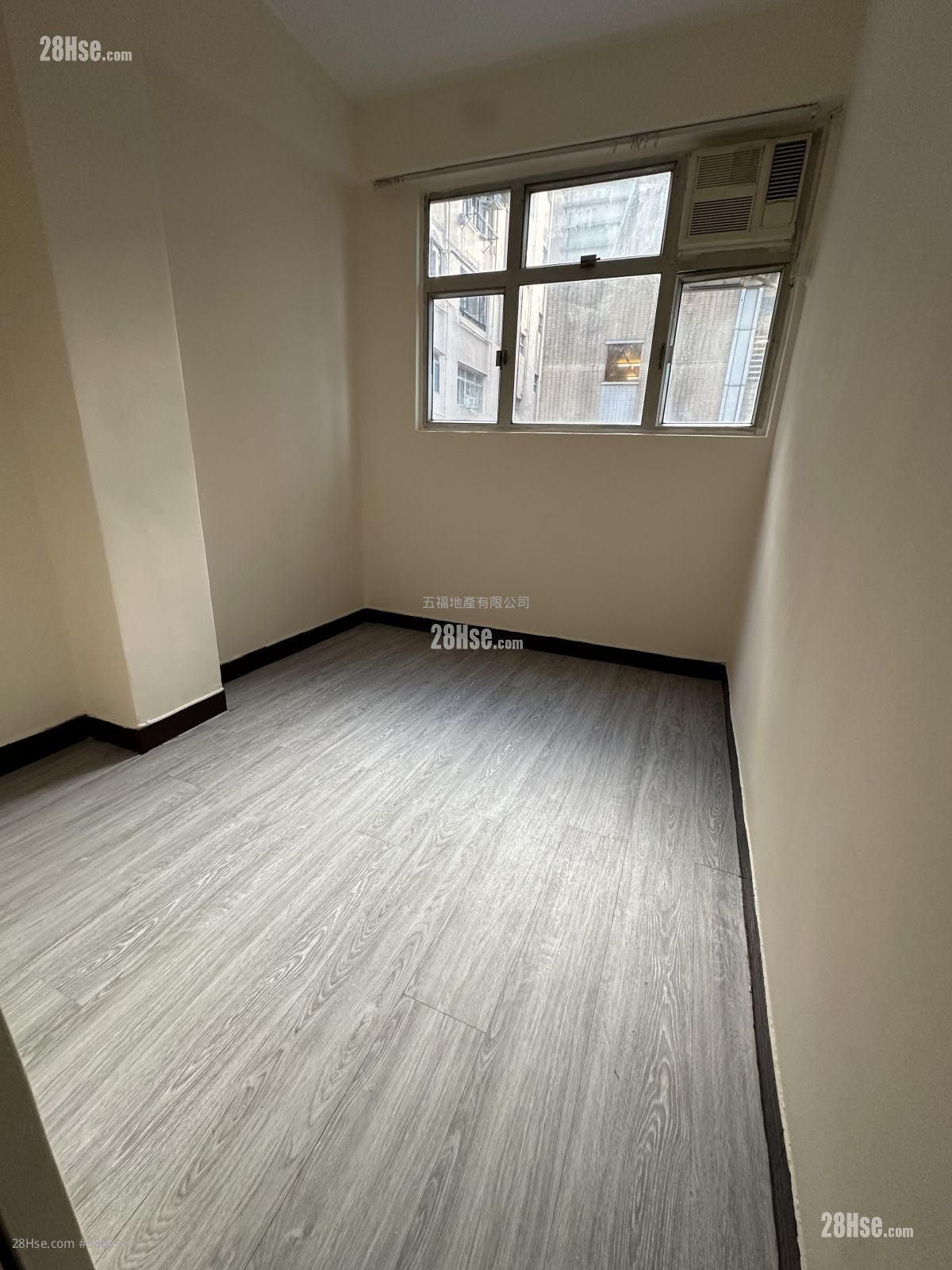 Hau Wo Building Sell 2 Bedrooms , 1 Bathroom 302 ft²