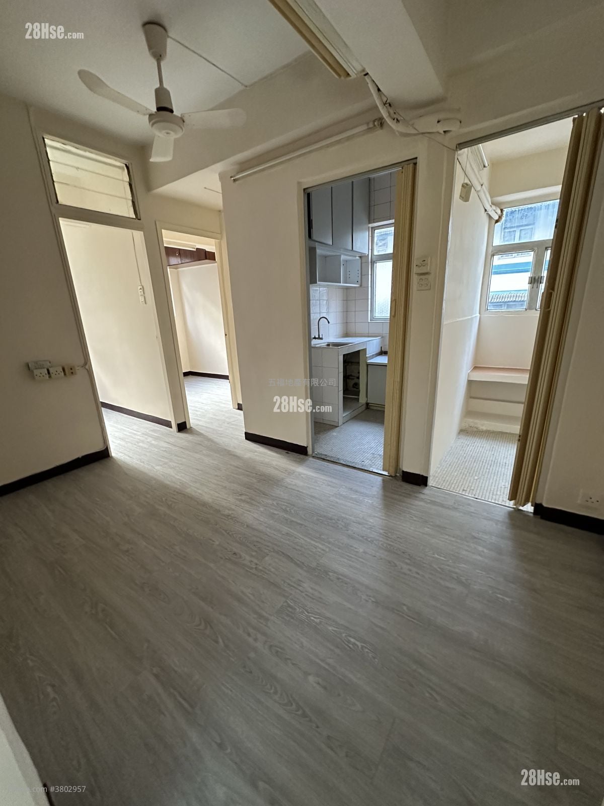 Hau Wo Building Sell 2 Bedrooms , 1 Bathroom 302 ft²