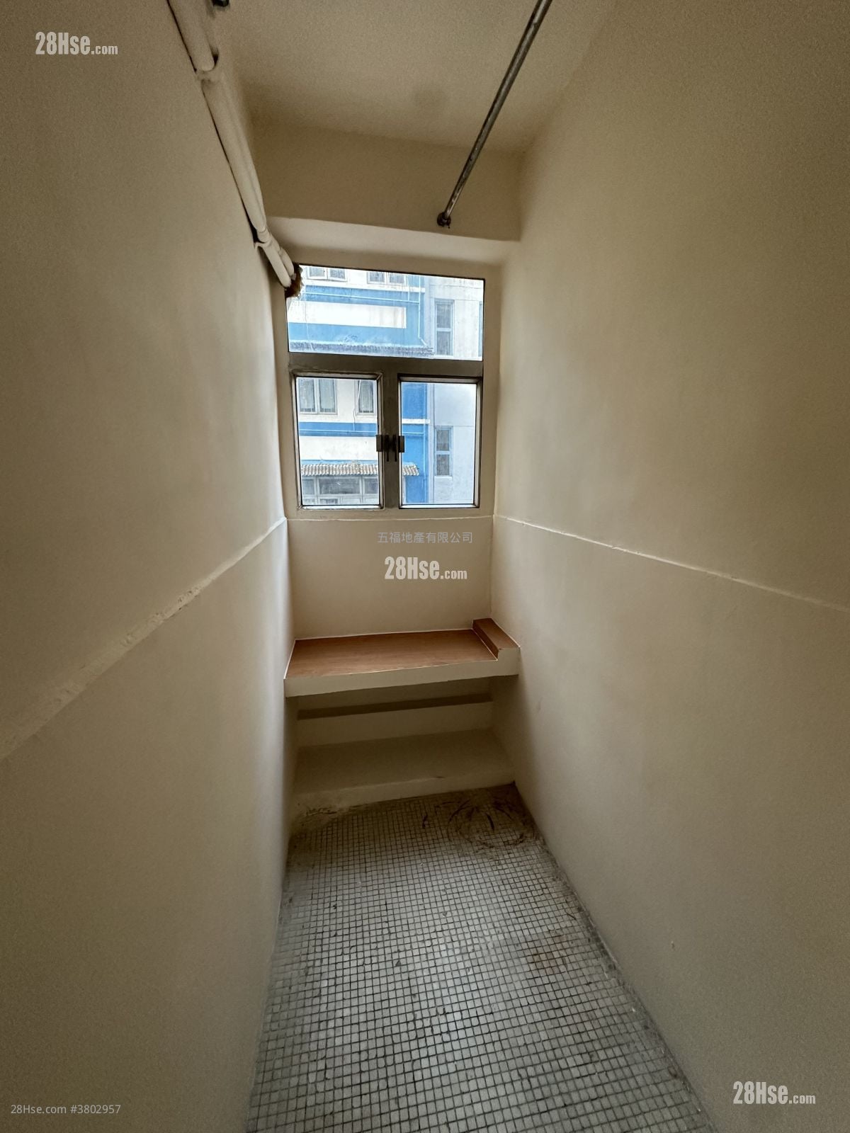 Hau Wo Building Sell 2 Bedrooms , 1 Bathroom 302 ft²