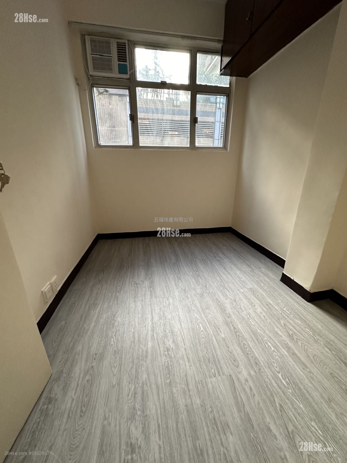 Hau Wo Building Sell 2 Bedrooms , 1 Bathroom 302 ft²