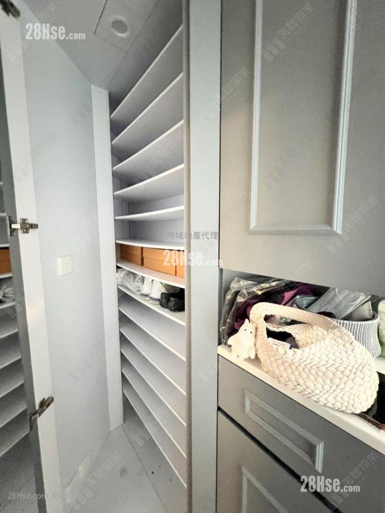 Goldwin Heights Sell 3 Bedrooms , 2 Bathrooms 817 ft²