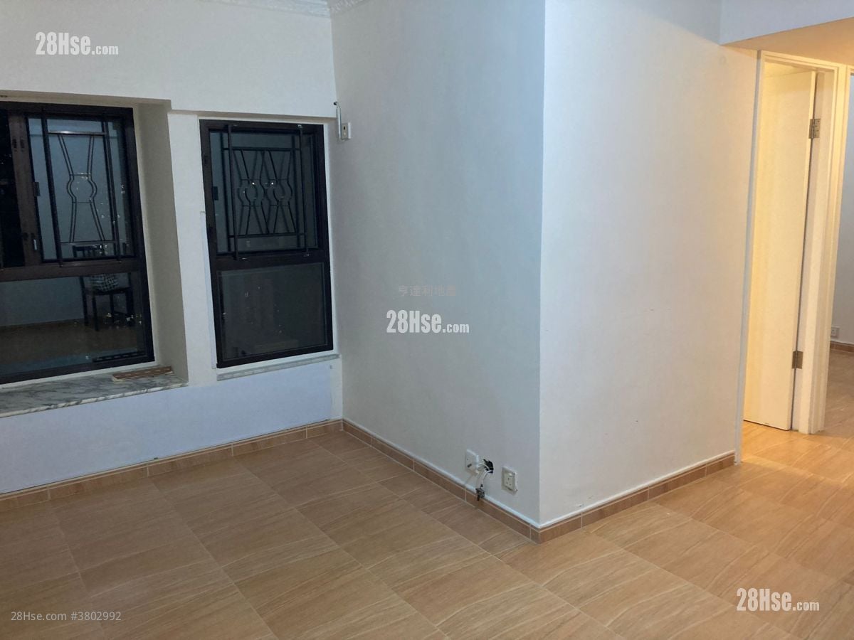 Shaukeiwan Plaza Sell 3 Bedrooms , 1 Bathroom 445 ft²