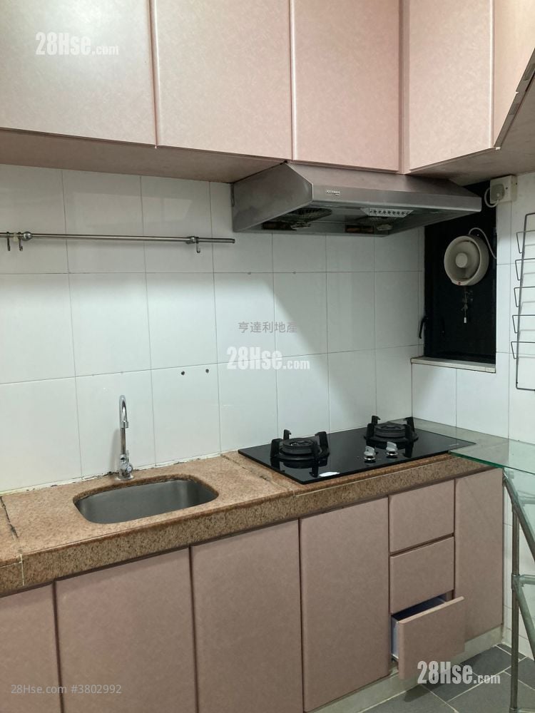 Shaukeiwan Plaza Sell 3 Bedrooms , 1 Bathroom 445 ft²