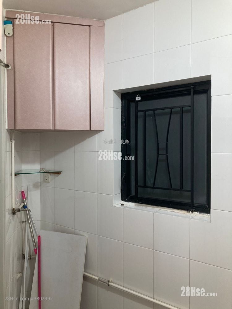 Shaukeiwan Plaza Sell 3 Bedrooms , 1 Bathroom 445 ft²