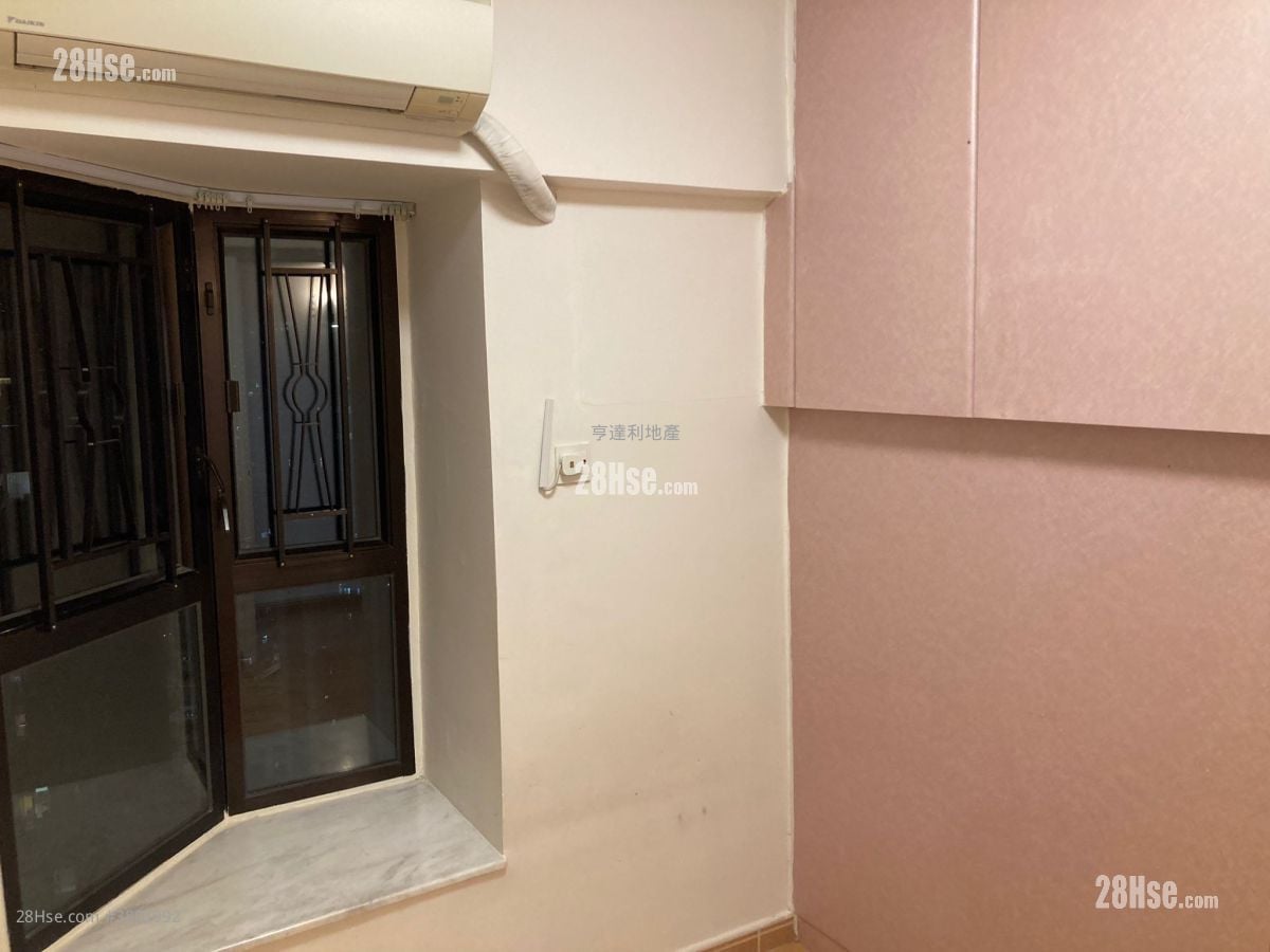 Shaukeiwan Plaza Sell 3 Bedrooms , 1 Bathroom 445 ft²