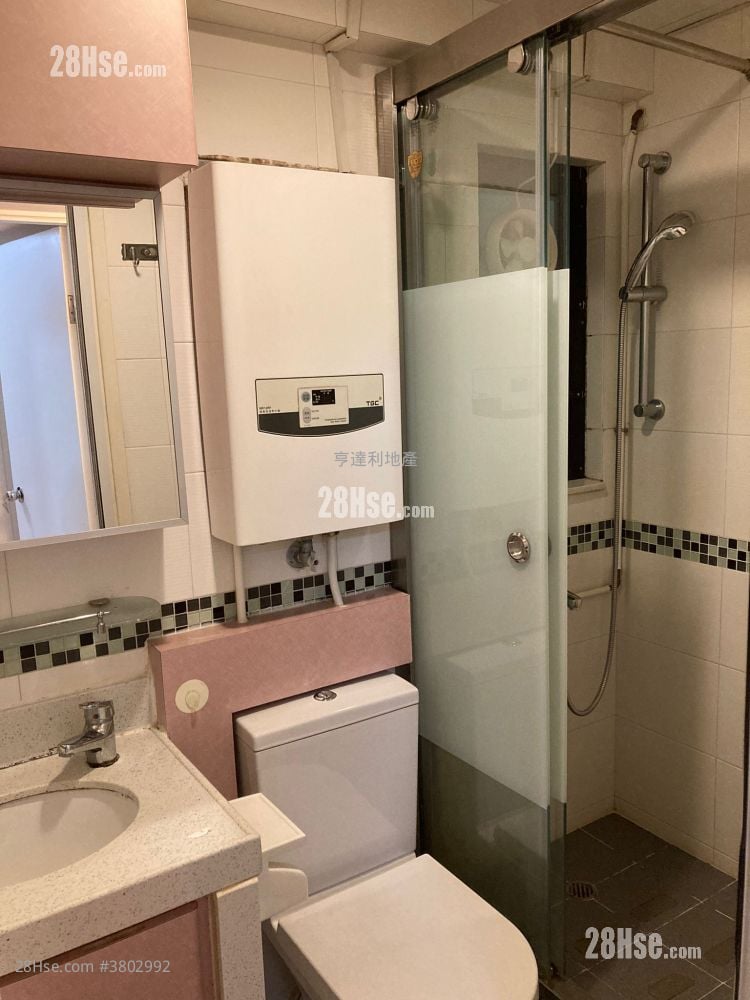 Shaukeiwan Plaza Sell 3 Bedrooms , 1 Bathroom 445 ft²