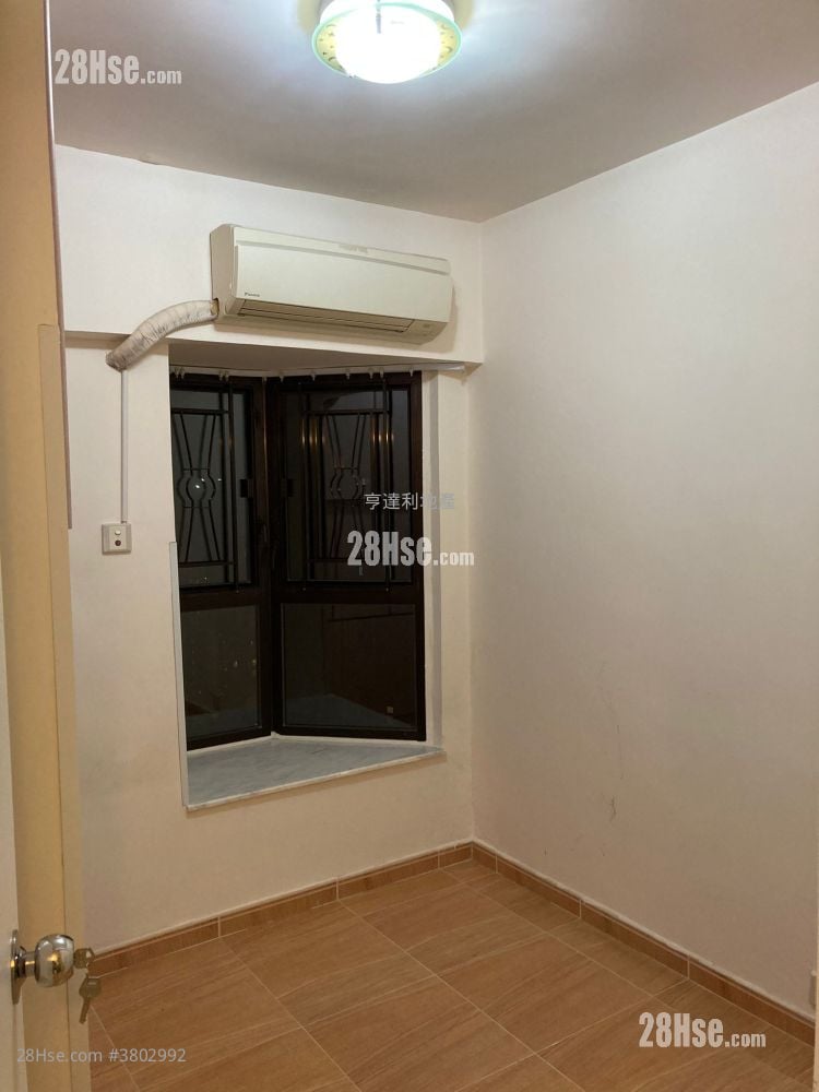 Shaukeiwan Plaza Sell 3 Bedrooms , 1 Bathroom 445 ft²