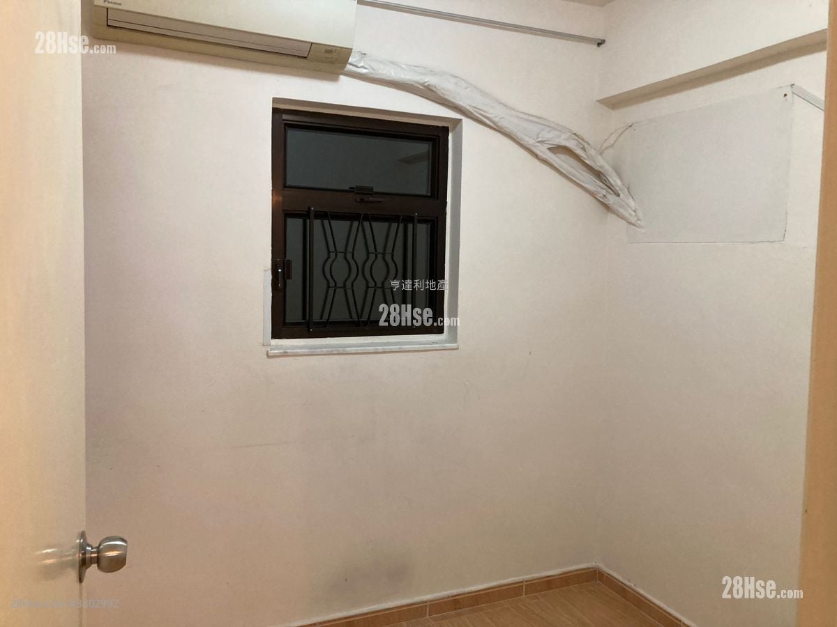 Shaukeiwan Plaza Sell 3 Bedrooms , 1 Bathroom 445 ft²