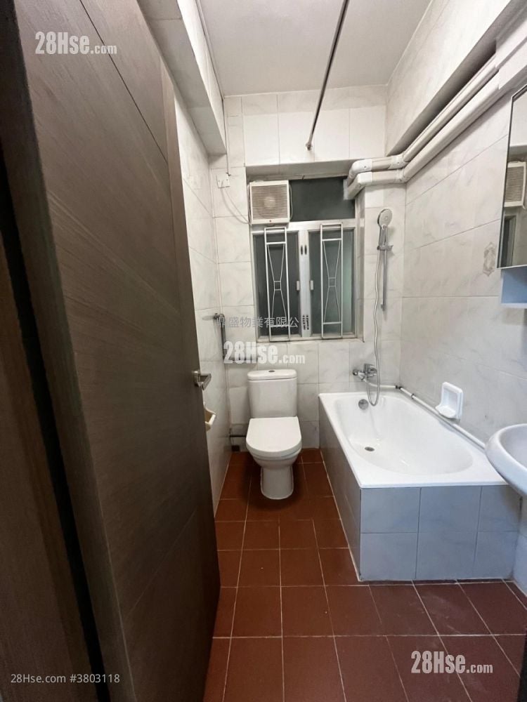 Ming Hing Building Sell 4 Bedrooms , 2 Bathrooms 708 ft²