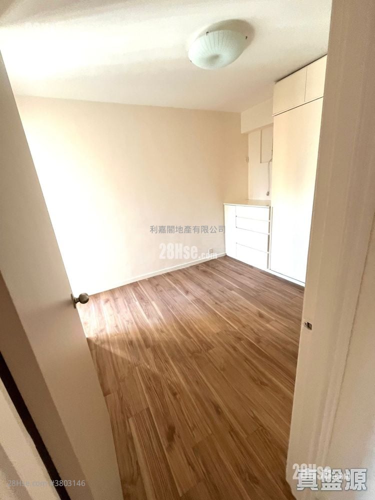 Ronsdale Garden Sell 3 Bedrooms , 2 Bathrooms 976 ft²