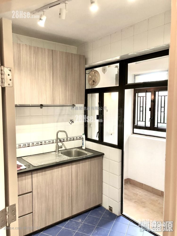 Ronsdale Garden Sell 3 Bedrooms , 2 Bathrooms 976 ft²