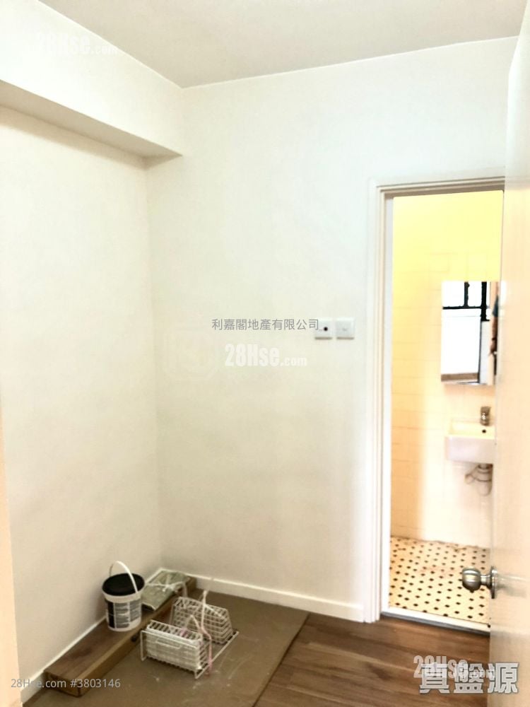 Ronsdale Garden Sell 3 Bedrooms , 2 Bathrooms 976 ft²