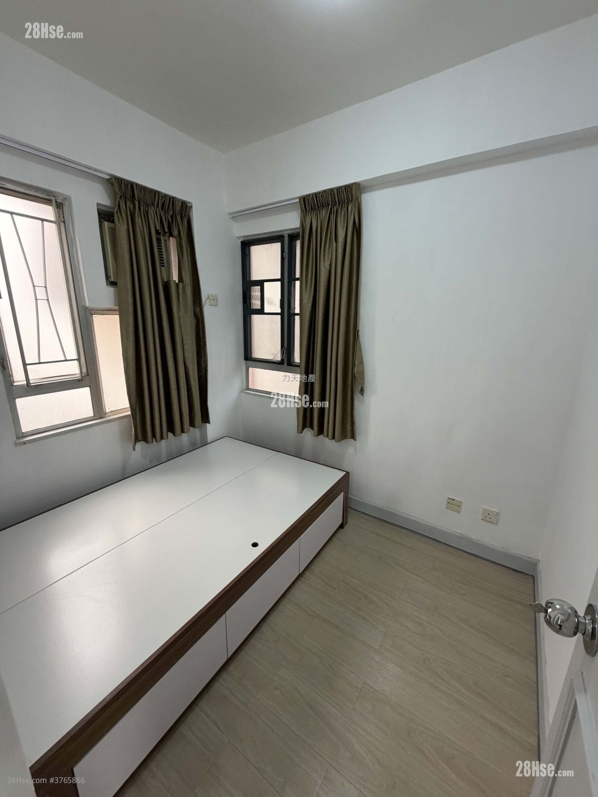 Mongkok Plaza Sell 2 Bedrooms , 1 Bathroom 333 ft²