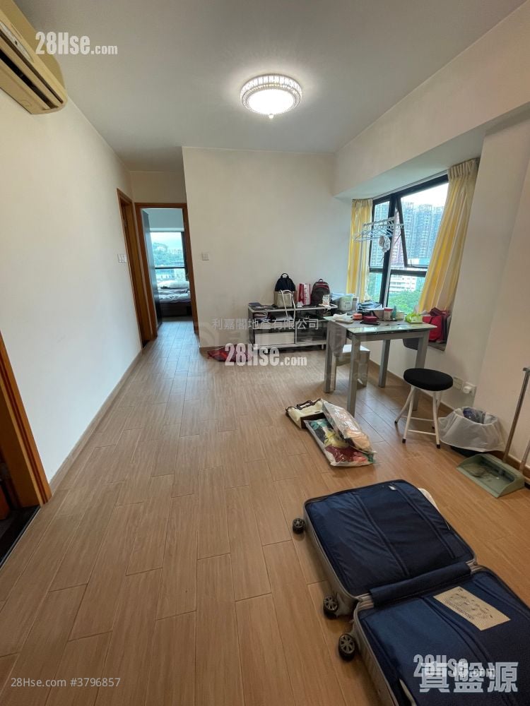 Beneville Sell 1 Bathroom 428 ft²