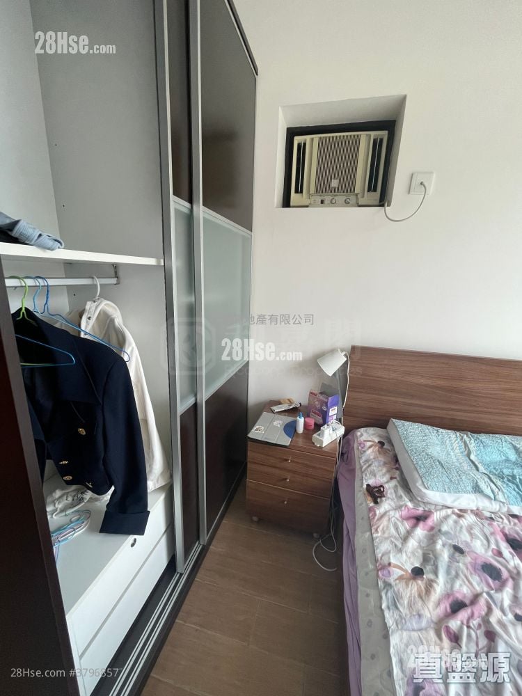 Beneville Sell 1 Bathroom 428 ft²