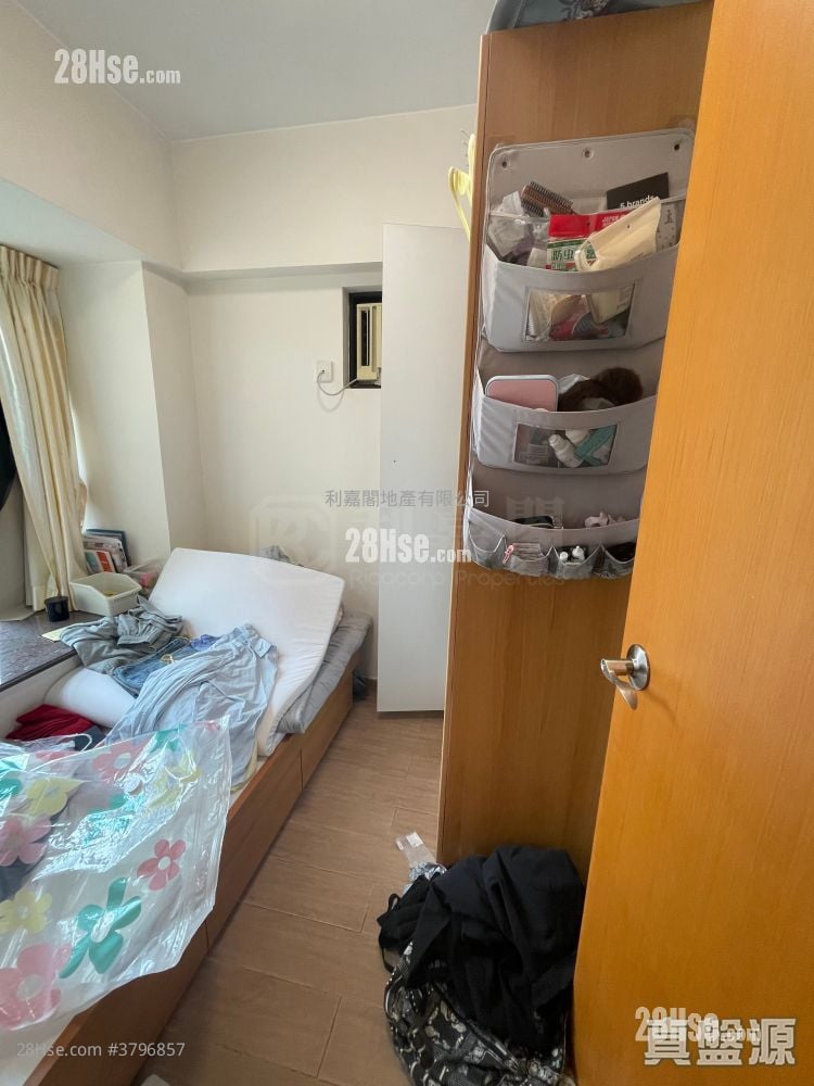 Beneville Sell 1 Bathroom 428 ft²