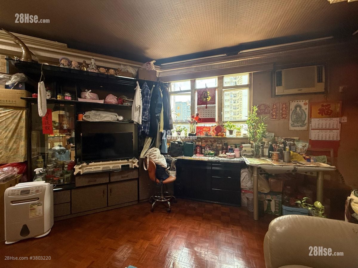 Kwai Hong Court Sell 3 Bedrooms , 1 Bathroom 578 ft²