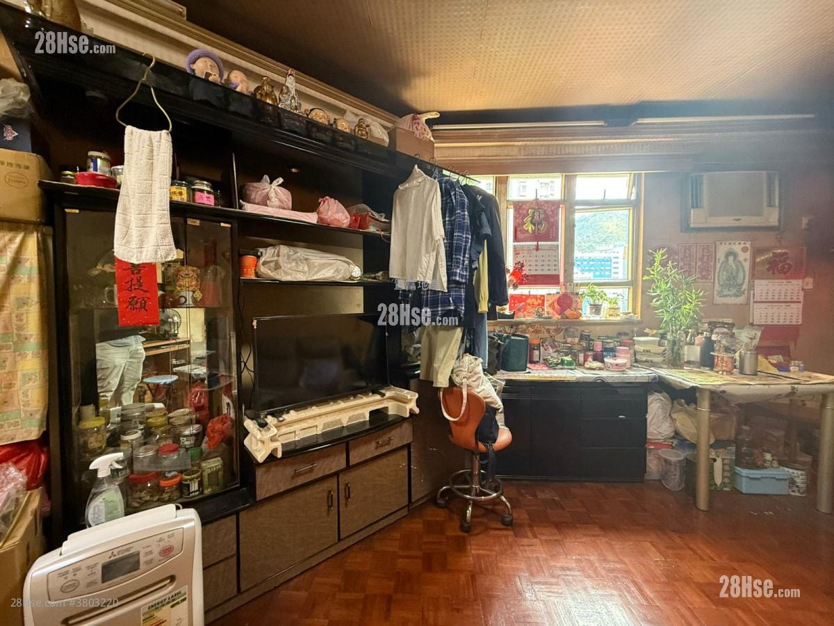 Kwai Hong Court Sell 3 Bedrooms , 1 Bathroom 578 ft²