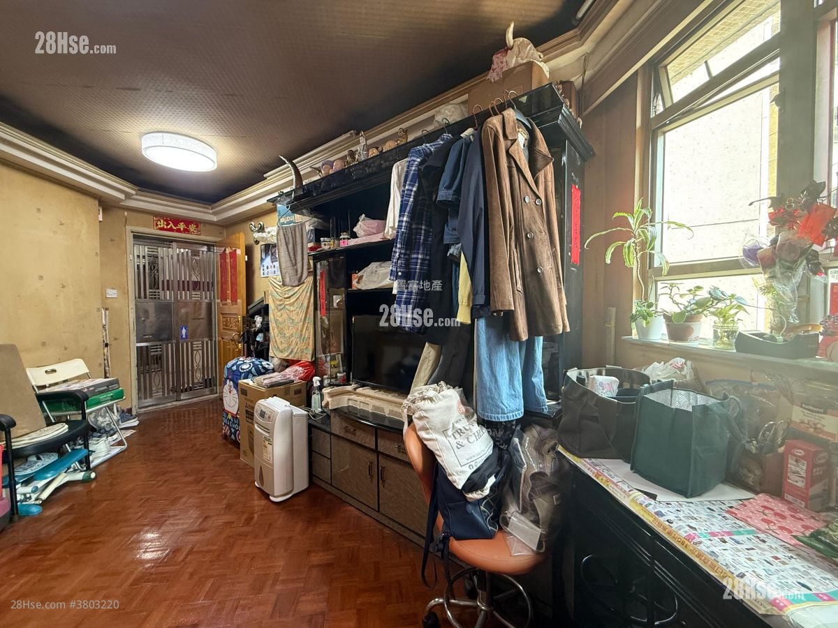 Kwai Hong Court Sell 3 Bedrooms , 1 Bathroom 578 ft²