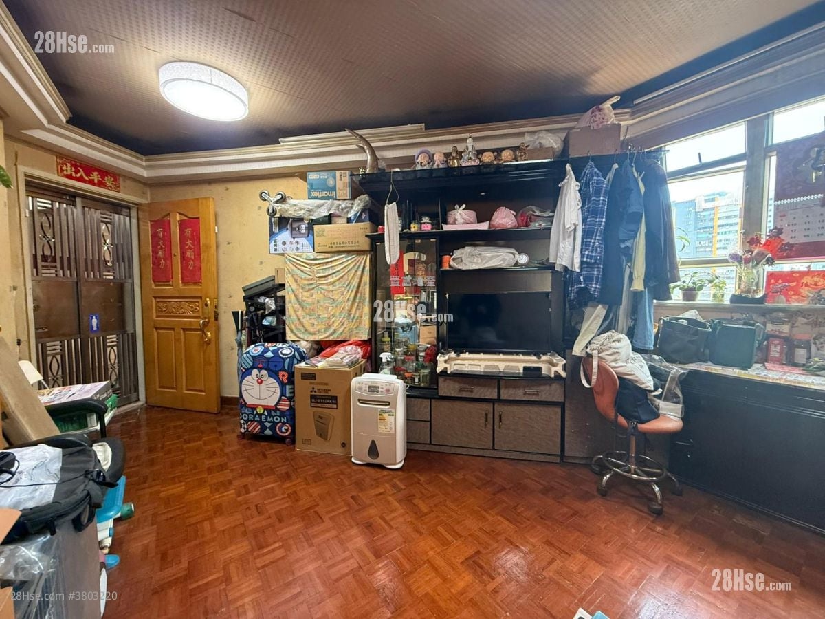 Kwai Hong Court Sell 3 Bedrooms , 1 Bathroom 578 ft²