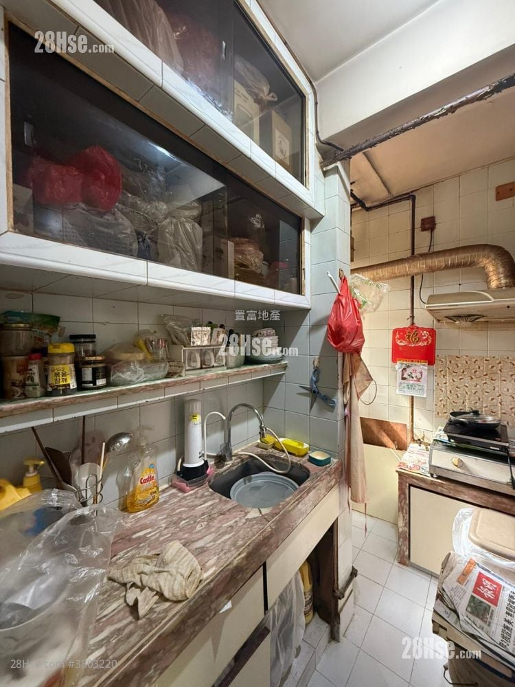 Kwai Hong Court Sell 3 Bedrooms , 1 Bathroom 578 ft²