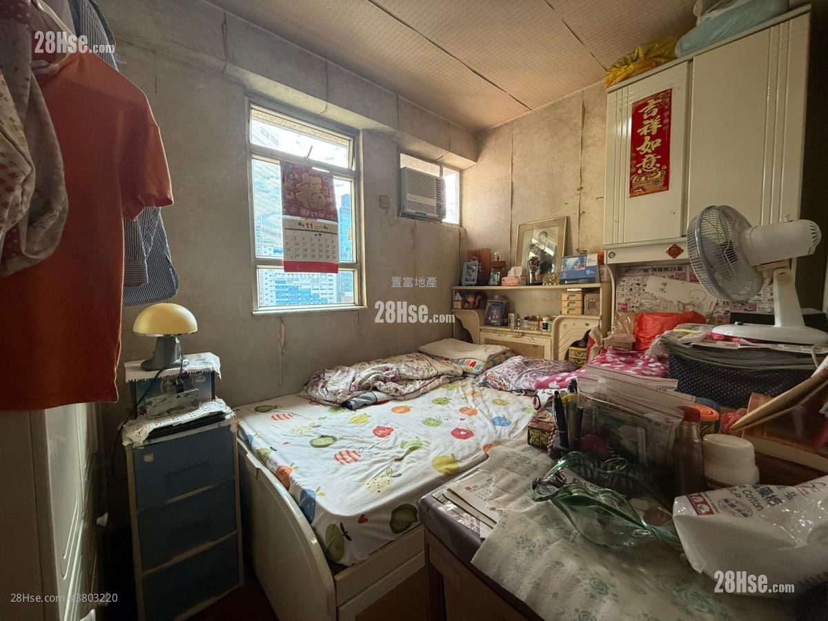 Kwai Hong Court Sell 3 Bedrooms , 1 Bathroom 578 ft²