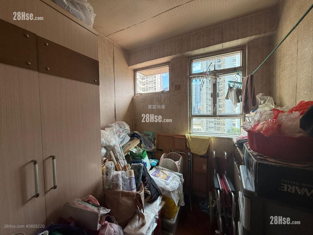 Kwai Hong Court Sell 3 Bedrooms , 1 Bathroom 578 ft²