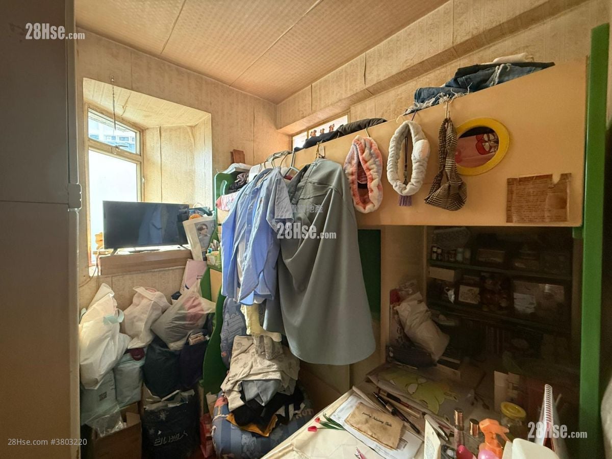 Kwai Hong Court Sell 3 Bedrooms , 1 Bathroom 578 ft²