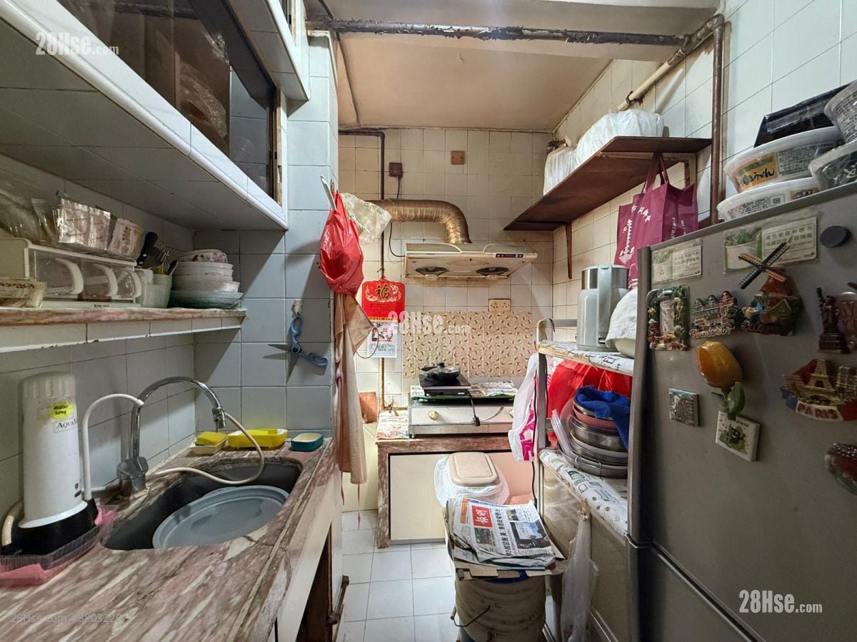 Kwai Hong Court Sell 3 Bedrooms , 1 Bathroom 578 ft²