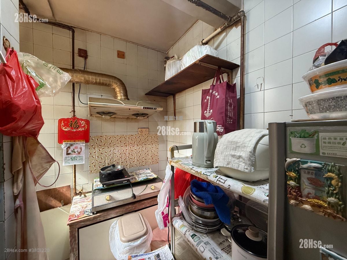 Kwai Hong Court Sell 3 Bedrooms , 1 Bathroom 578 ft²