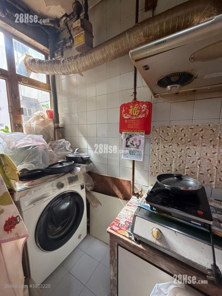 Kwai Hong Court Sell 3 Bedrooms , 1 Bathroom 578 ft²