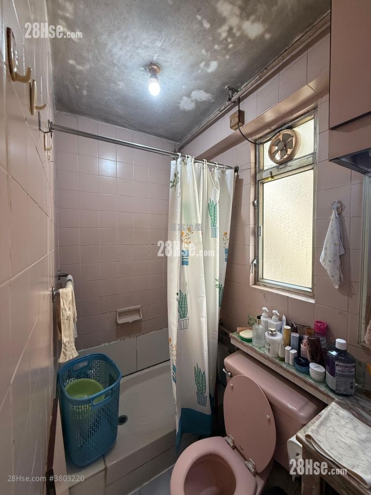 Kwai Hong Court Sell 3 Bedrooms , 1 Bathroom 578 ft²