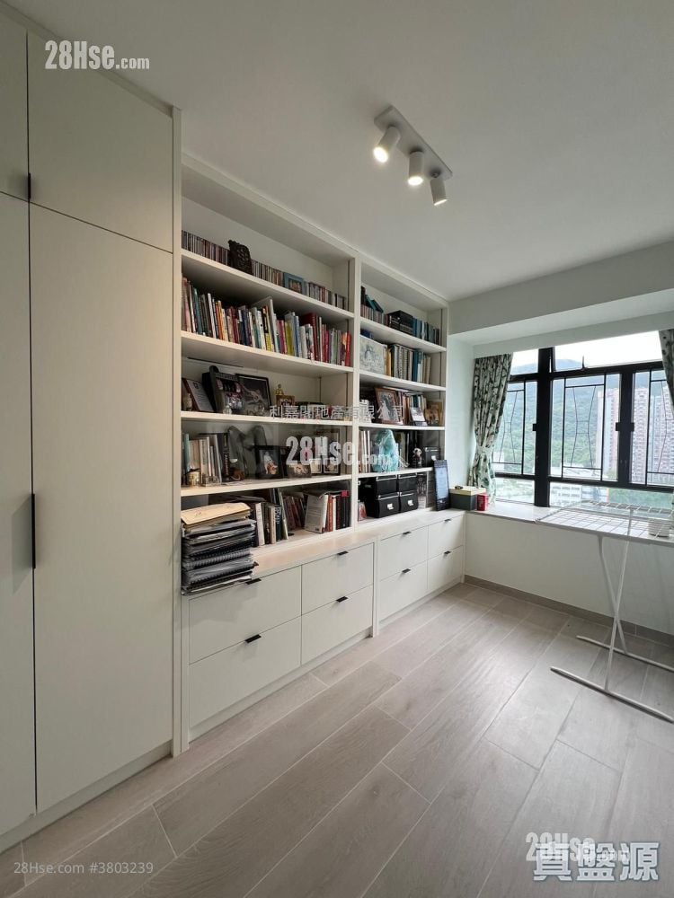 Kornhill Sell 3 Bedrooms , 2 Bathrooms 685 ft²