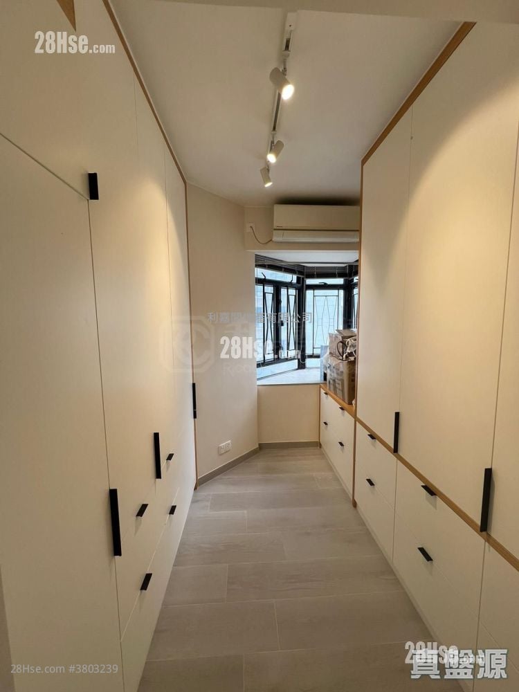 Kornhill Sell 3 Bedrooms , 2 Bathrooms 685 ft²