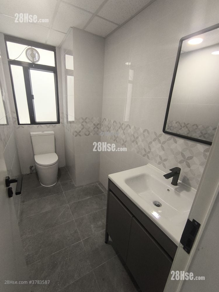 Hong Kong Industrial Centre Rental Studio , 2 Toilets 1,300 ft²